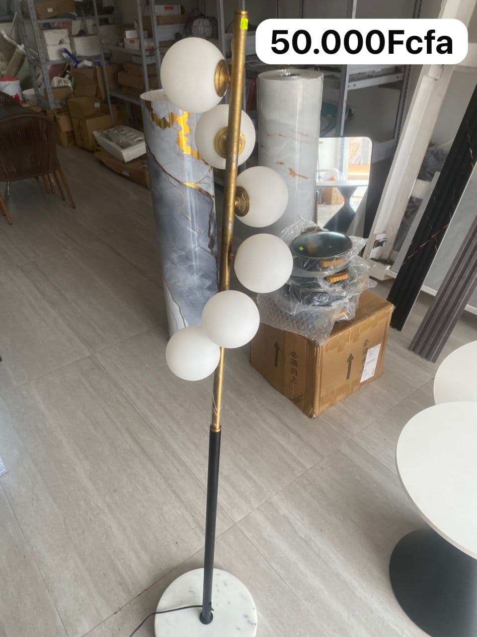 Lampadaire sur pied à 6 boules blanches, tige dorée